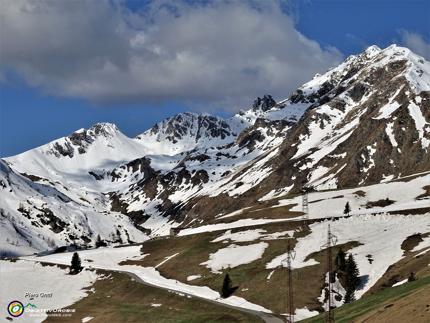 25 La costiera dal Triomen al Ponteranica ancora innevata.JPG